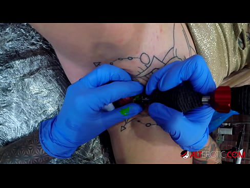 ❤️ Extremadamente tatuado hottie Sully Savage consiguió un tatuaje en su clítoris ❤ Video de sexo en es.stroybassein.ru ❌️❤️❤️❤️❤️❤️❤️❤️